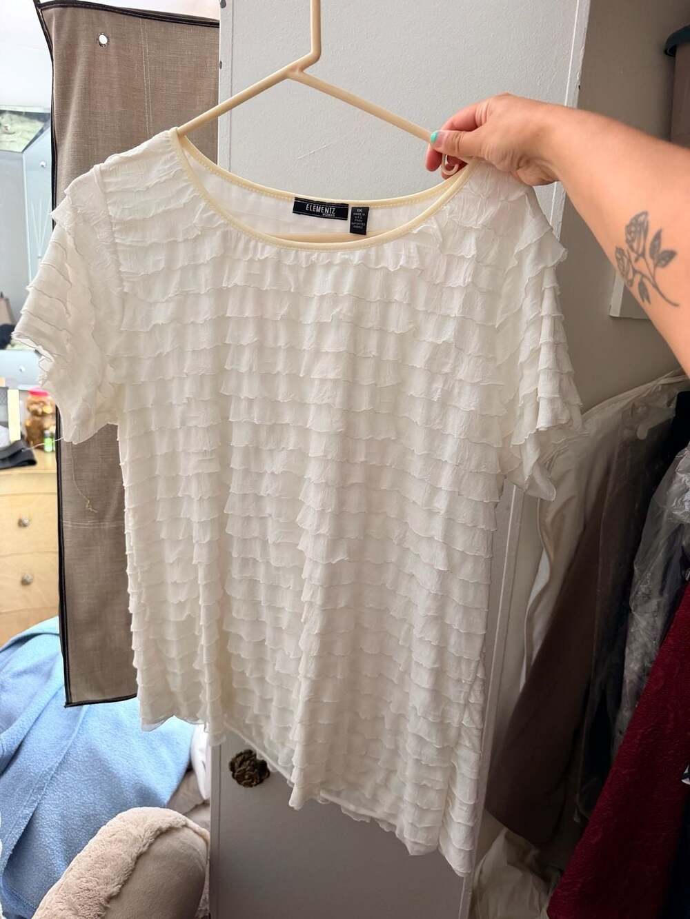 Elementz Woman Ruffled Blouse Size 1X White Short Sleeve Scoop Neck